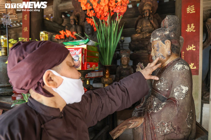 Ảnh: Các pho tượng La Hán chùa Tây Phương bị mối mọt đục loang lổ, bong tróc - 4