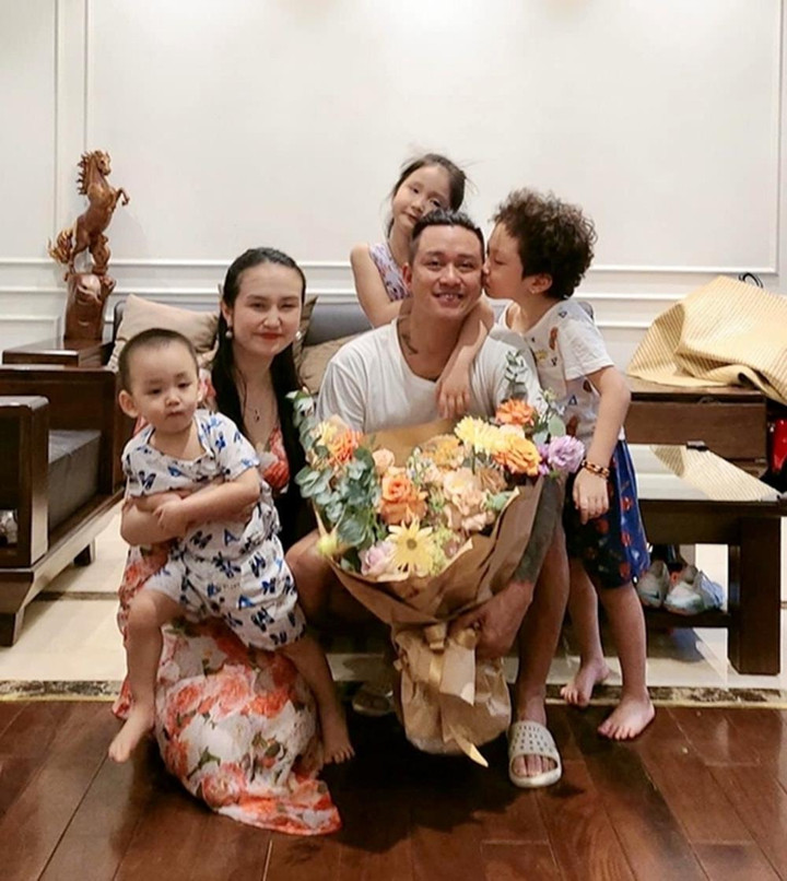 Vì sao Tuấn Hưng luôn chỉ một ngón tay lên trời khi hát? - 2