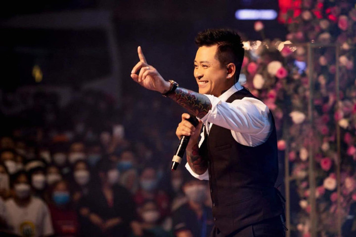 Vì sao Tuấn Hưng luôn chỉ một ngón tay lên trời khi hát? - 1