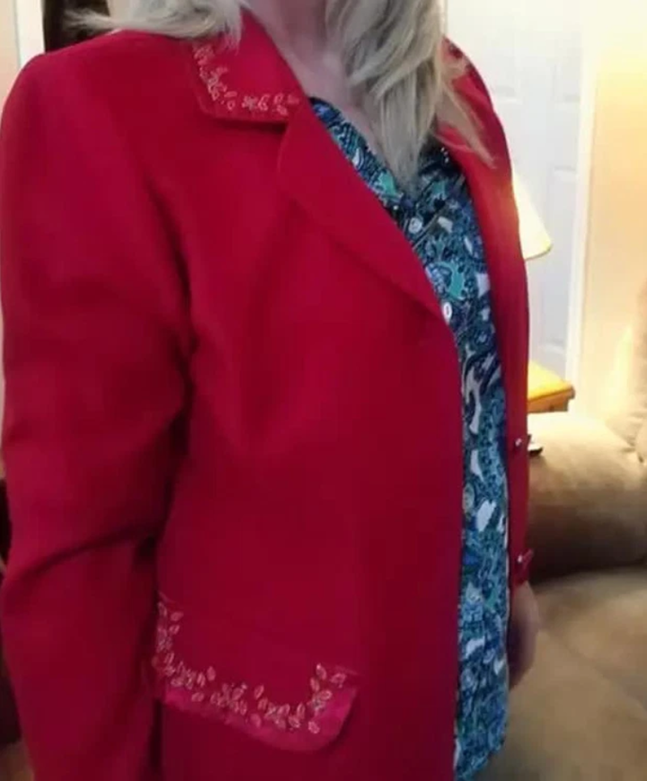 Mua chiếc áo cũ, cô gái phát hiện mẩu giấy để lại lời nhắn vừa đáng sợ vừa buồn - 1