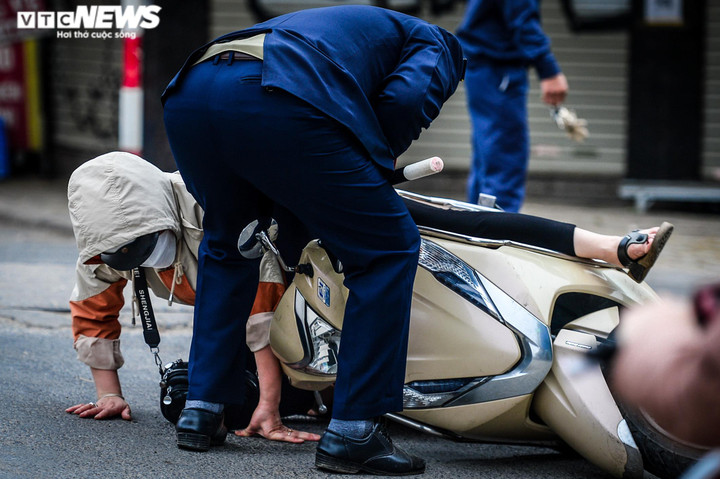 Dân Hà Nội bất an đi qua 'đại công trường' trên đường Âu Cơ, tai nạn như cơm bữa - 6