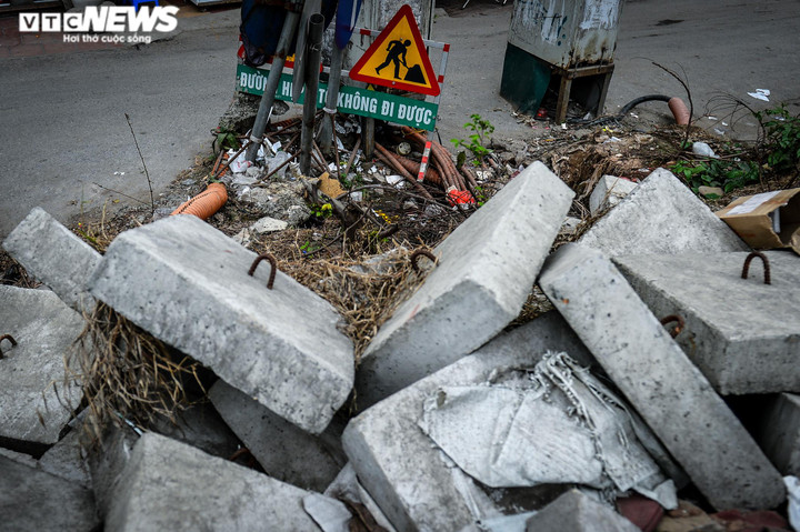 Dân Hà Nội bất an đi qua 'đại công trường' trên đường Âu Cơ, tai nạn như cơm bữa - 2