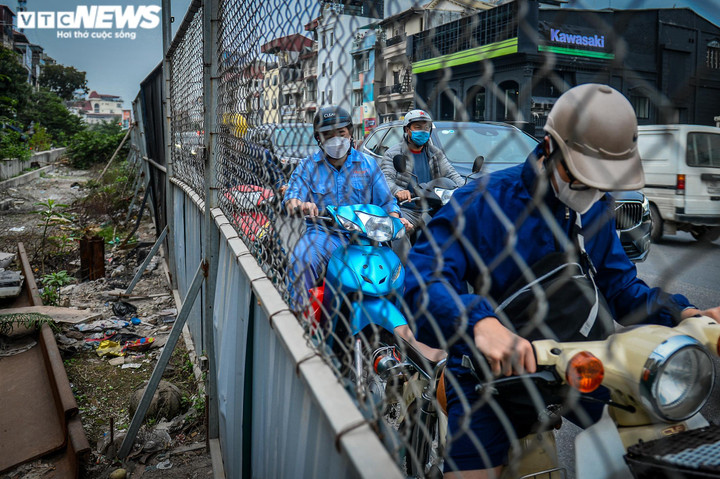 Dân Hà Nội bất an đi qua 'đại công trường' trên đường Âu Cơ, tai nạn như cơm bữa - 9