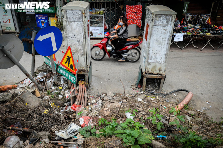 Dân Hà Nội bất an đi qua 'đại công trường' trên đường Âu Cơ, tai nạn như cơm bữa - 4