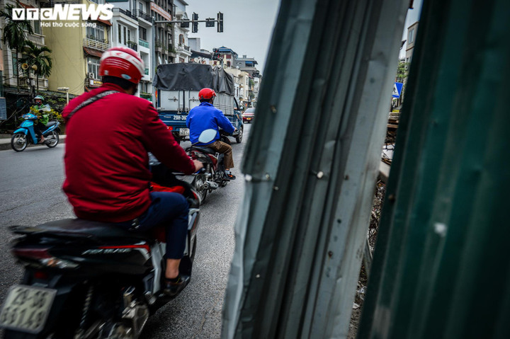 Dân Hà Nội bất an đi qua 'đại công trường' trên đường Âu Cơ, tai nạn như cơm bữa - 8