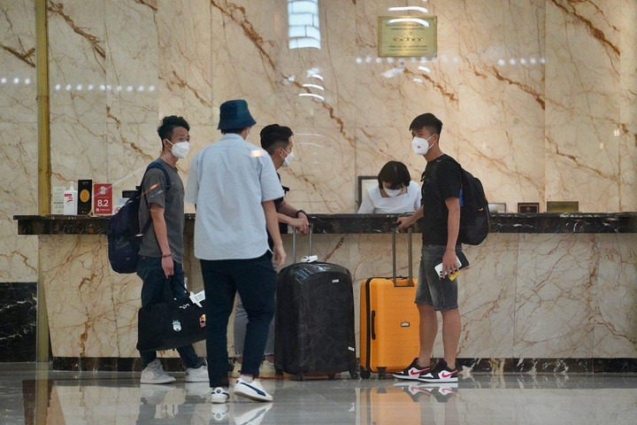 Tân binh Adriano Schmidt được săn đón trong ngày hội quân tuyển Việt Nam - 6