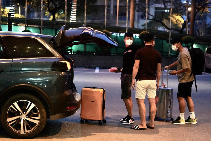 Tân binh Adriano Schmidt được săn đón trong ngày hội quân tuyển Việt Nam - 5