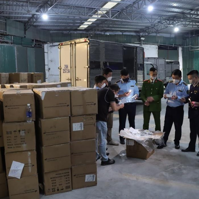 Thu giữ lô kit test COVID-19 và thuốc tân dược trị giá trên 10 tỷ đồng - 1