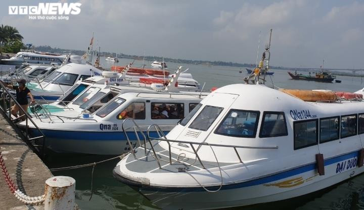 Quảng Nam: Ca nô bị cấm xuất bến, người dân, du khách mắc kẹt ở đảo Cù Lao Chàm - 4