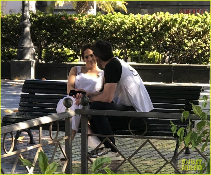 Từ khi yêu lại Ben Affleck, Jennifer Lopez ngày càng trẻ đẹp - 1