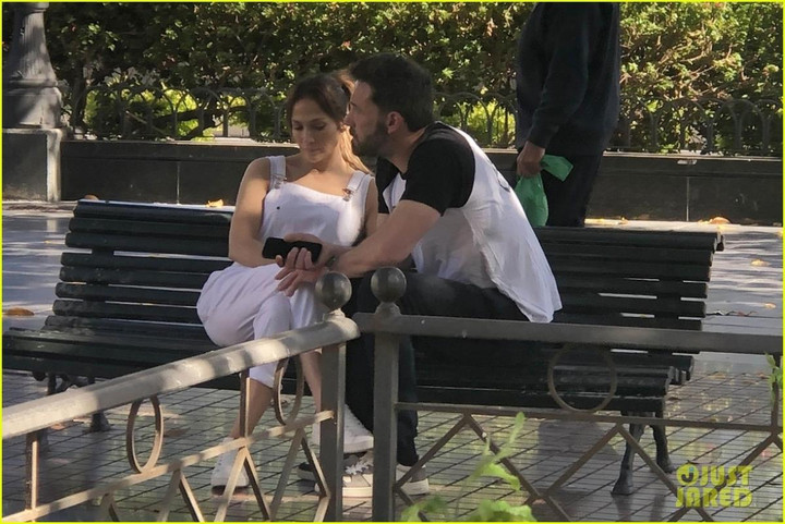 Từ khi yêu lại Ben Affleck, Jennifer Lopez ngày càng trẻ đẹp - 2