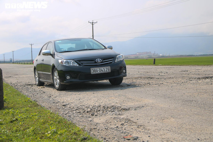 Ảnh: Đường vào khu liên hợp gang thép Formosa nát bét, ‘hành hạ’ người đi đường - 5