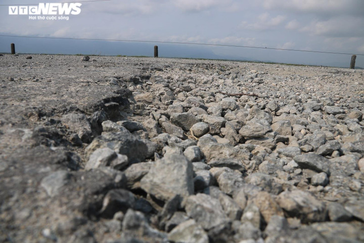 Ảnh: Đường vào khu liên hợp gang thép Formosa nát bét, ‘hành hạ’ người đi đường - 7