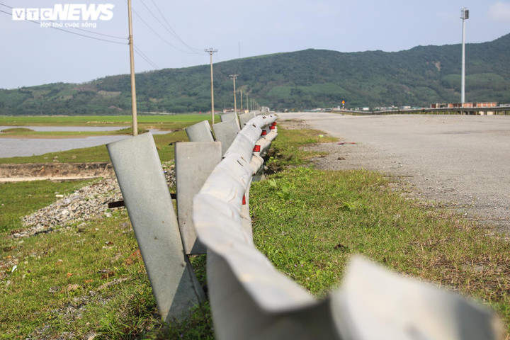 Ảnh: Đường vào khu liên hợp gang thép Formosa nát bét, ‘hành hạ’ người đi đường - 6