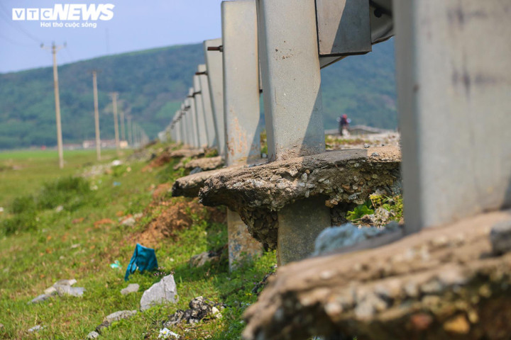 Ảnh: Đường vào khu liên hợp gang thép Formosa nát bét, ‘hành hạ’ người đi đường - 9