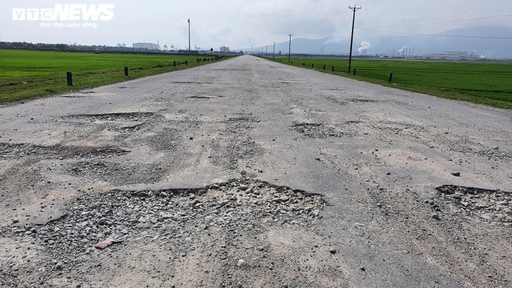 Ảnh: Đường vào khu liên hợp gang thép Formosa nát bét, ‘hành hạ’ người đi đường - 4