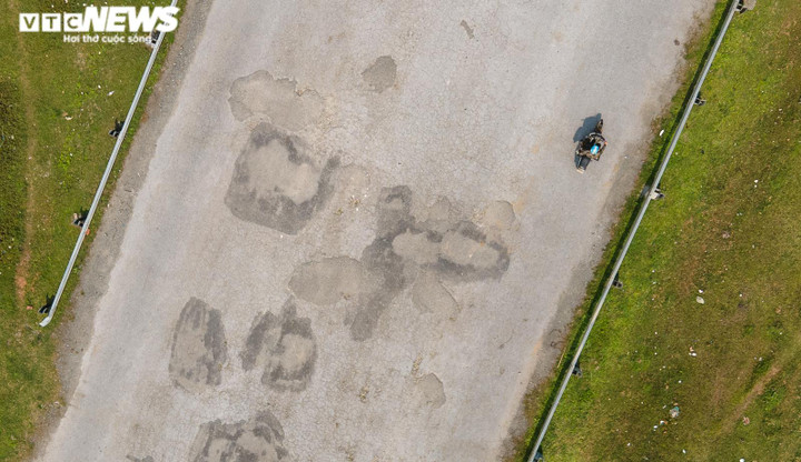 Ảnh: Đường vào khu liên hợp gang thép Formosa nát bét, ‘hành hạ’ người đi đường - 11