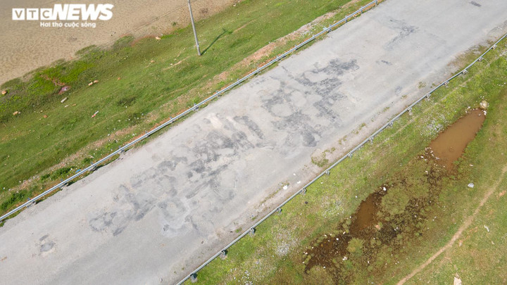 Ảnh: Đường vào khu liên hợp gang thép Formosa nát bét, ‘hành hạ’ người đi đường - 8