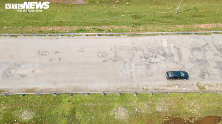 Ảnh: Đường vào khu liên hợp gang thép Formosa nát bét, ‘hành hạ’ người đi đường - 12