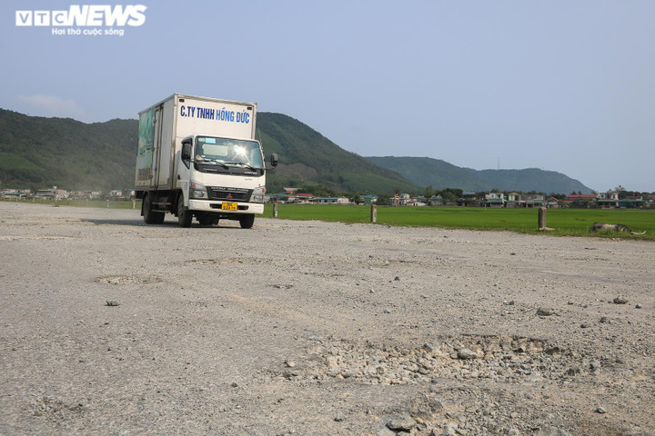 Ảnh: Đường vào khu liên hợp gang thép Formosa nát bét, ‘hành hạ’ người đi đường - 3