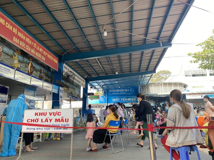Nghe 'cựu F0' tư vấn, mẹ cho con nhỏ uống Molnupiravir - 3