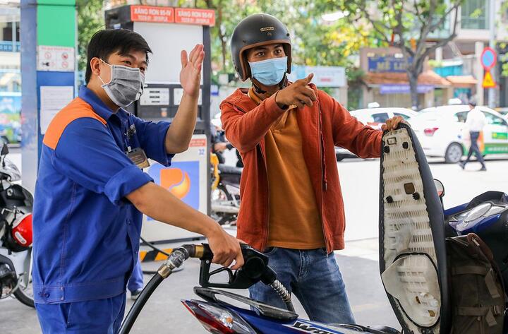 Giá xăng trong nước sắp giảm? - 1