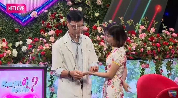 Khám nhịp tim ngay trên sân khấu, chàng y sĩ chinh phục trái tim cô gái cá tính - 2