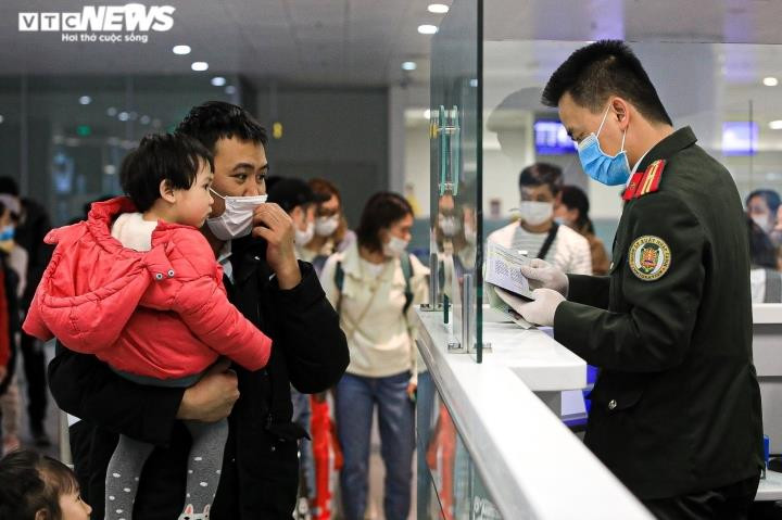 Thêm 2 chuyến bay đưa công dân Việt Nam từ Ukraine về nước - 1