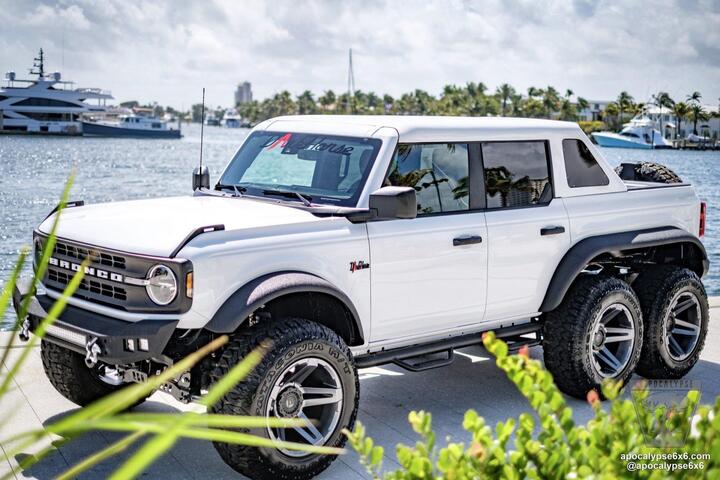 SUV địa hình Ford Bronco lạ mắt với bản độ 6 bánh - 4