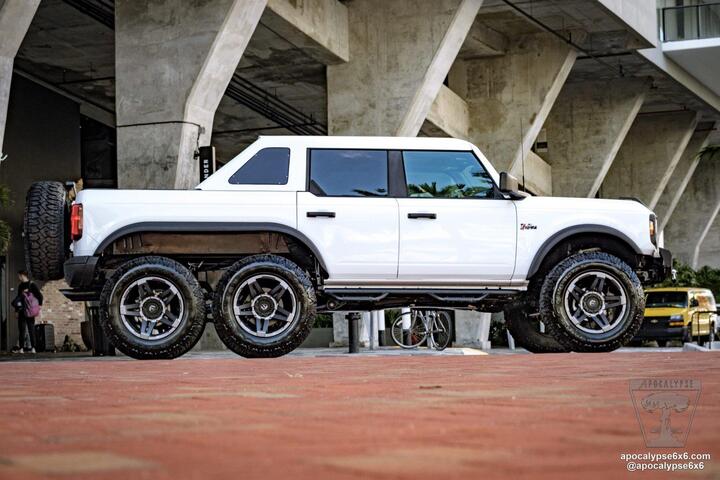 SUV địa hình Ford Bronco lạ mắt với bản độ 6 bánh - 3