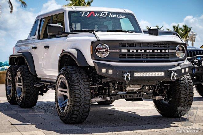 SUV địa hình Ford Bronco lạ mắt với bản độ 6 bánh - 1