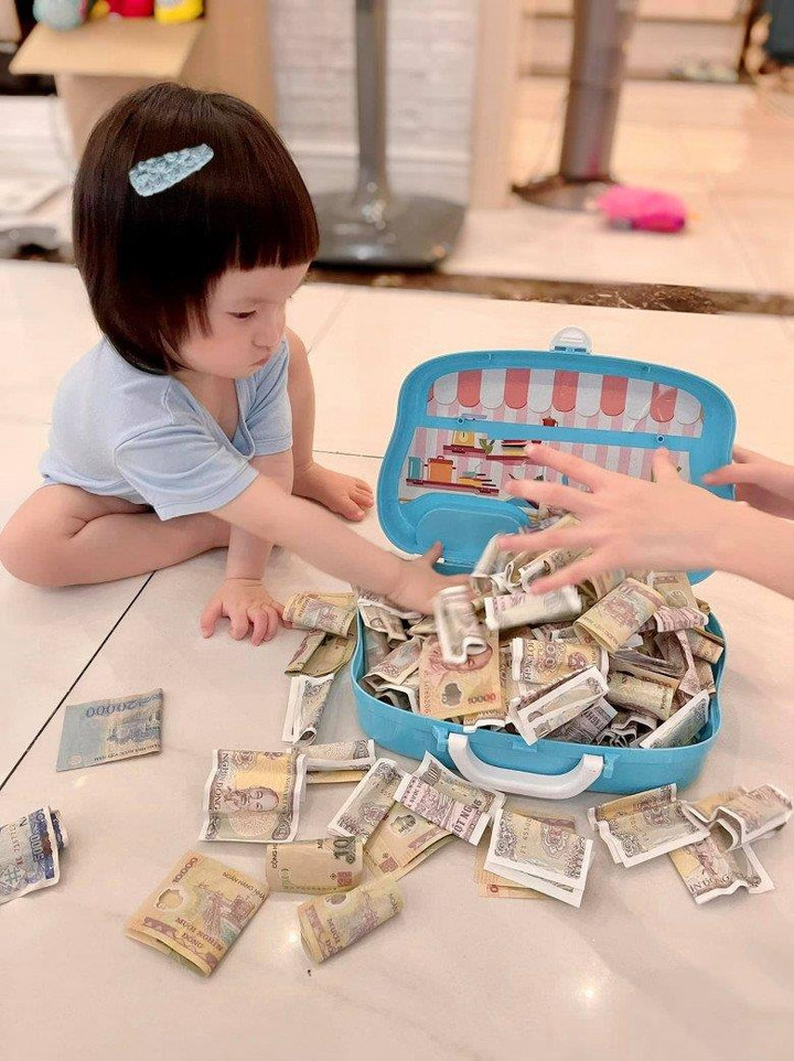 Đoàn Di Băng khoe con gái mới 1 tuổi đã 'kiếm' chục tỷ đồng