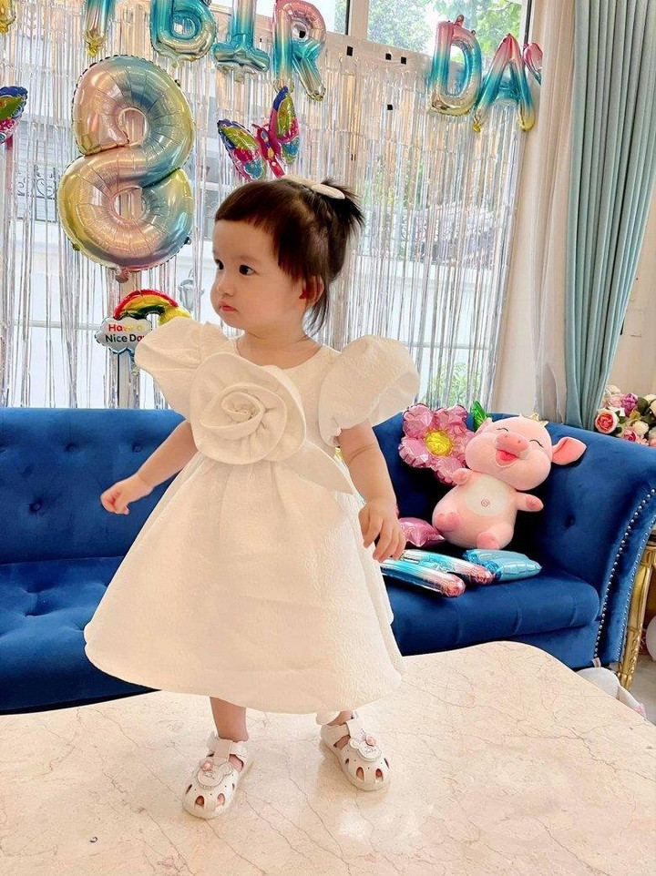 Đoàn Di Băng khoe con gái mới 1 tuổi đã 'kiếm' chục tỷ đồng