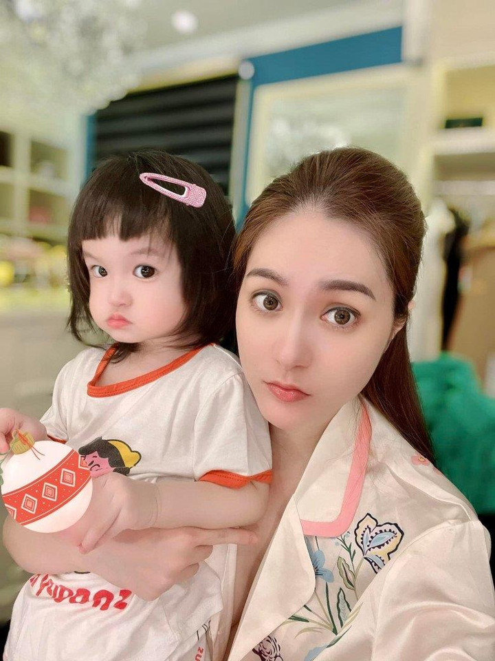 Đoàn Di Băng khoe con gái mới 1 tuổi đã 'kiếm' chục tỷ đồng