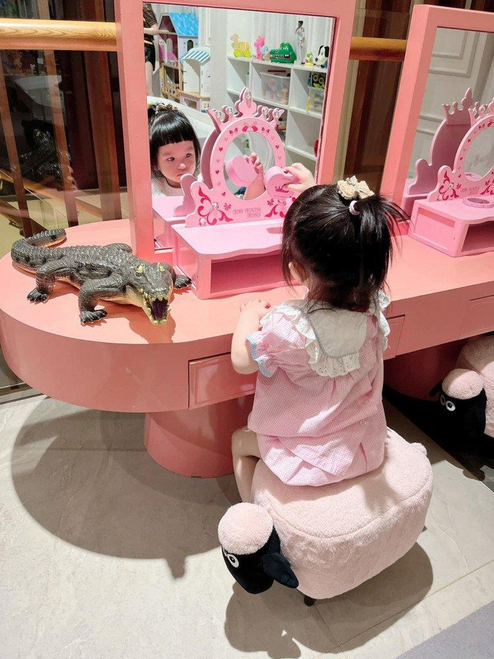 Đoàn Di Băng khoe con gái mới 1 tuổi đã 'kiếm' chục tỷ đồng