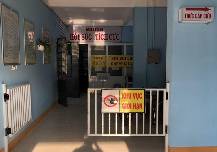 Nhắc nhở người nhà bệnh nhân đeo khẩu trang, 2 nhân viên y tế bị hành hung - 1