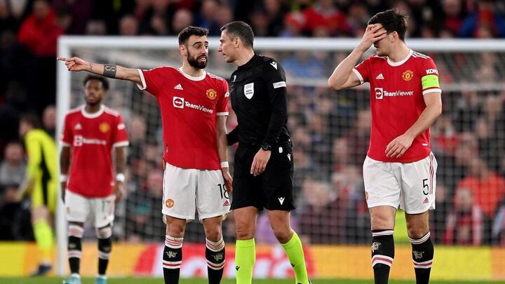 Man Utd trả giá cho những quyết sách sai lầm - 2