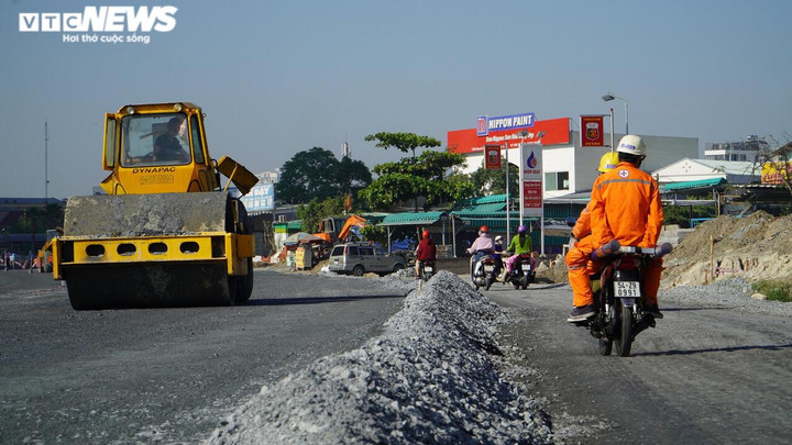 Ảnh: Cận cảnh đại lộ Nguyễn Văn Linh gồm 10 làn xe sắp hoàn tất - 6