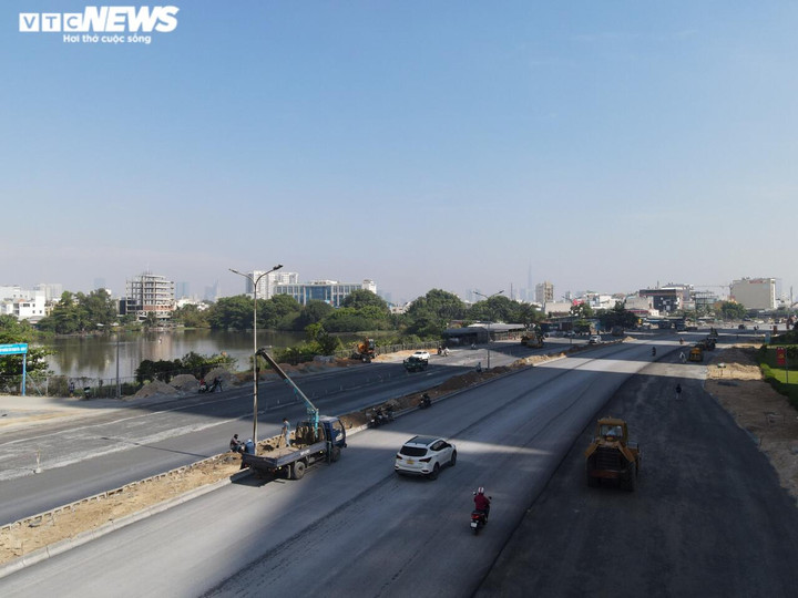 Ảnh: Cận cảnh đại lộ Nguyễn Văn Linh gồm 10 làn xe sắp hoàn tất - 8