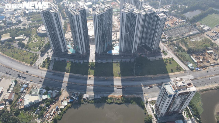 Ảnh: Cận cảnh đại lộ Nguyễn Văn Linh gồm 10 làn xe sắp hoàn tất - 1