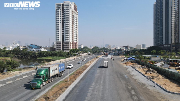 Ảnh: Cận cảnh đại lộ Nguyễn Văn Linh gồm 10 làn xe sắp hoàn tất - 3