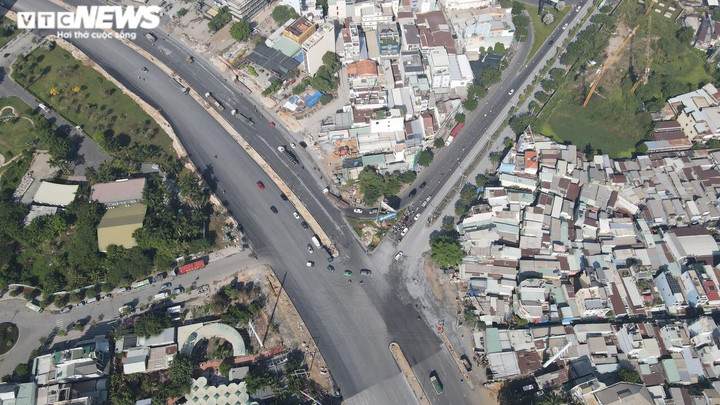 Ảnh: Cận cảnh đại lộ Nguyễn Văn Linh gồm 10 làn xe sắp hoàn tất - 11