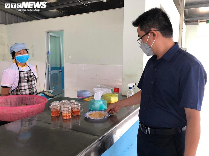 Kinh hãi giòi bò lúc nhúc trong đĩa cơm của công nhân ở Quảng Nam - 2