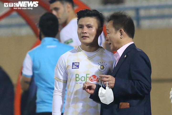 Quang Hải cúi người cảm ơn bầu Hiển - 4
