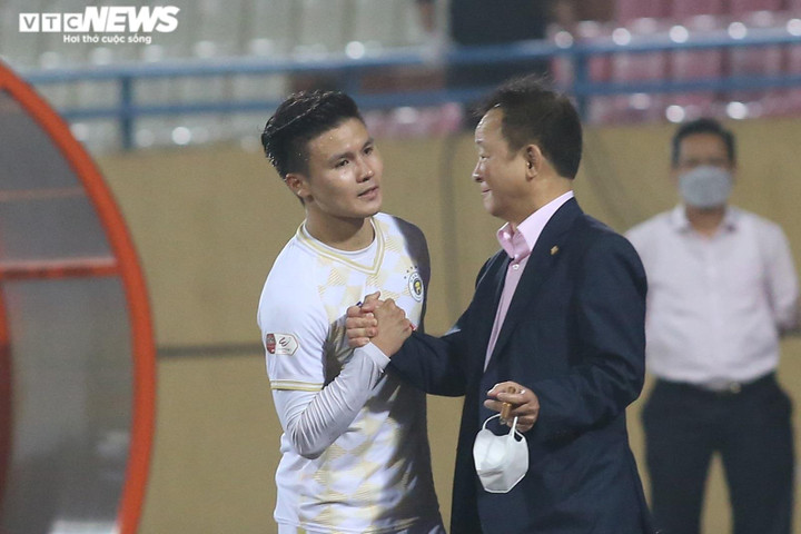 Quang Hải cúi người cảm ơn bầu Hiển - 5