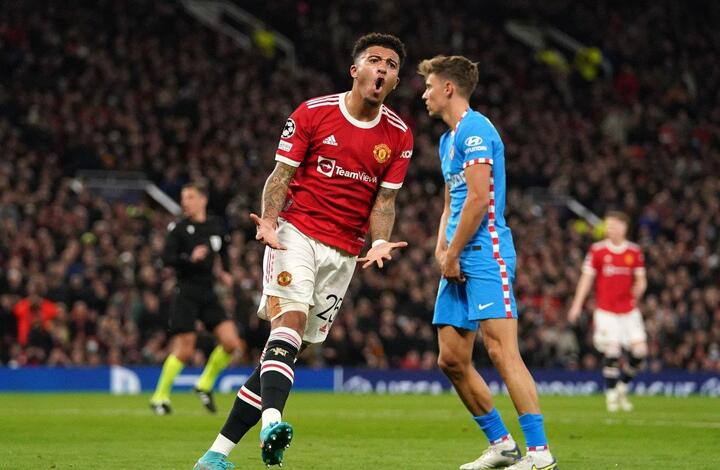 Man Utd trả giá cho những quyết sách sai lầm - 1