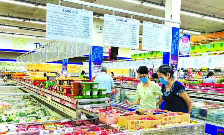 Giá hàng hóa tăng mạnh, siêu thị nỗ lực 'phanh' - 1