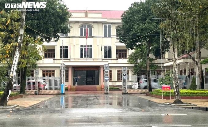 Công an tạm giữ 2 cán bộ Sở Kế hoạch Đầu tư Nghệ An - 1