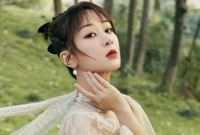 Vừa khoe phim mới, Dương Tử đã bị fan giục: 'Nhớ đóng thuế' - 4