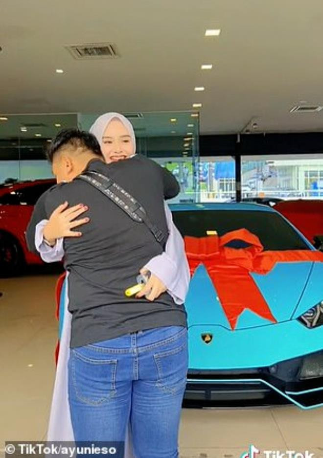 Mua hẳn xe sang Lamborghini tặng chồng để thưởng công chăm vợ đẻ - 2